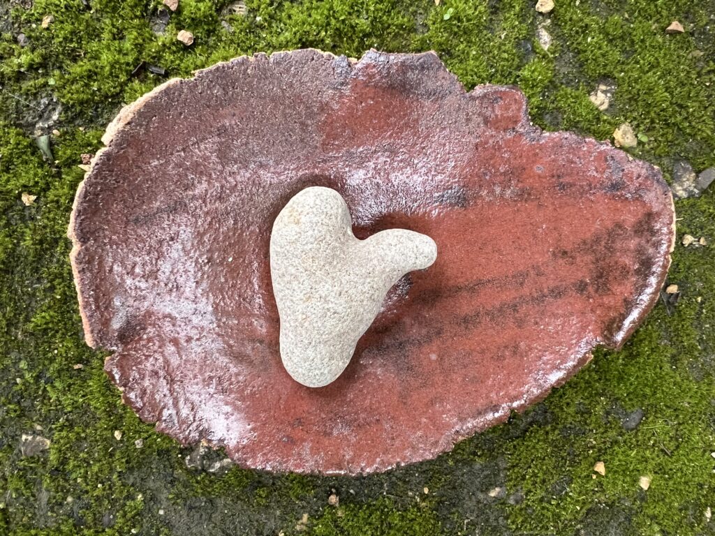 plato de ceramica con esmalte rojo de hierro